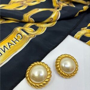 Vintage 90’s Pearl and Gold clip on earrings